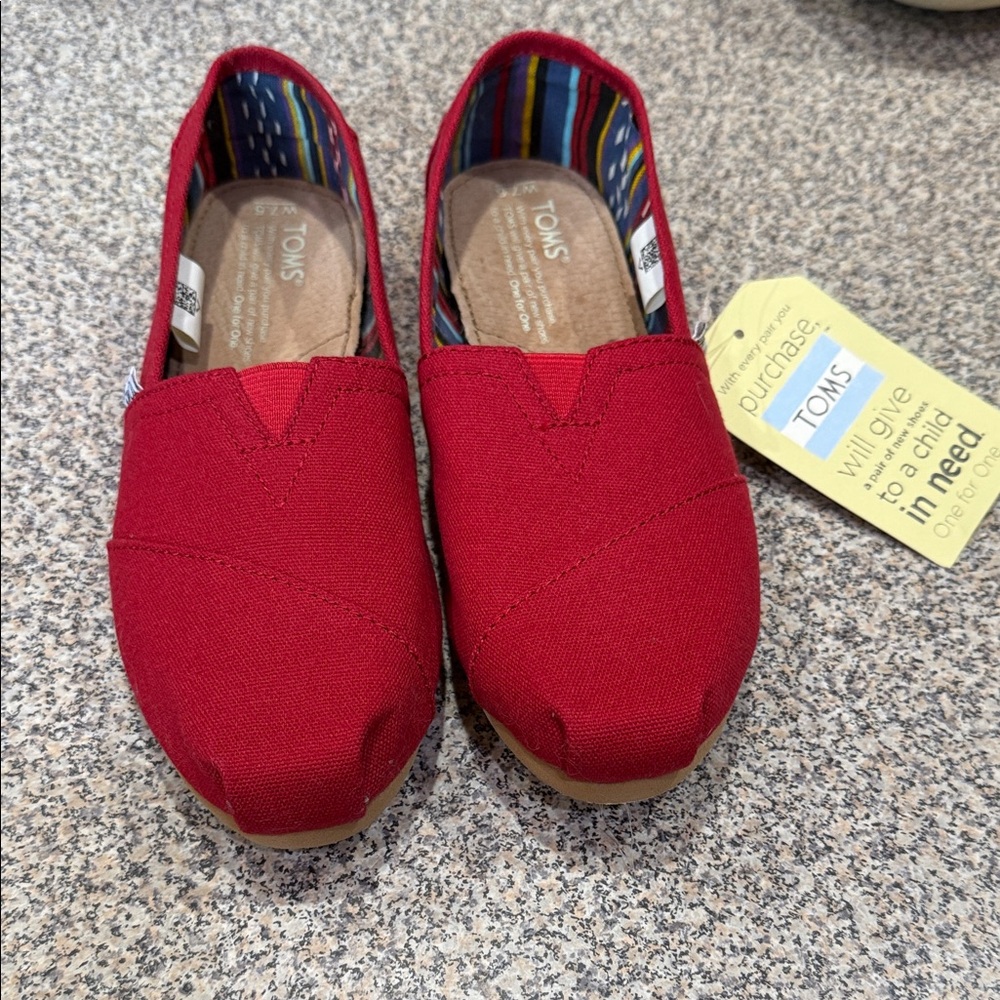NWT TOMS Sz W7.5 classic shoes